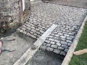 demonstration-d-un-pavage-en-granit-refait-a-neuf-par-seze-conseil